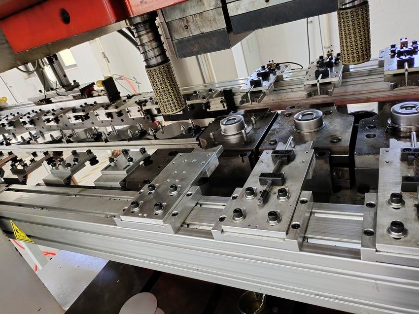 3D robotic arm, multi station stretching and forming robotic arm, in mold stamping and lifting robotic arm