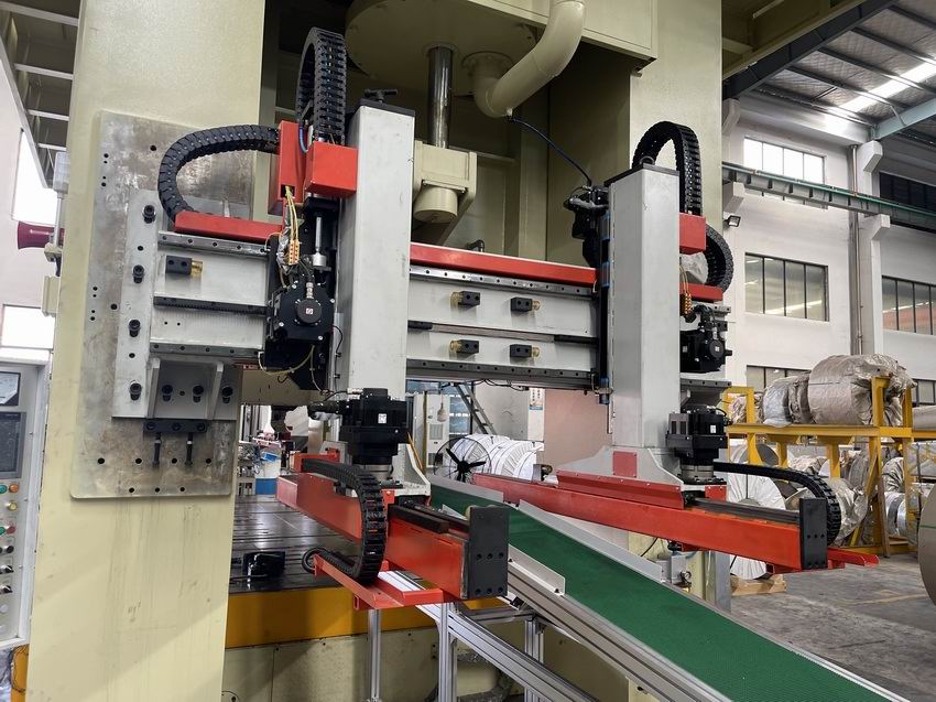 3D robotic arm, multi station stretching and forming robotic arm, in mold stamping and lifting robotic arm