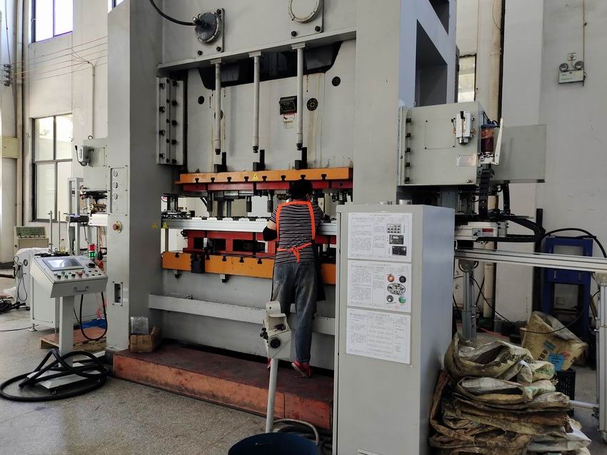 3D robotic arm, multi station stretching and forming robotic arm, in mold stamping and lifting robotic arm